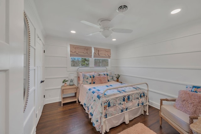 bedroom featuring a ceiling fan, wood finished floors, baseboards, visible vents, and recessed lighting