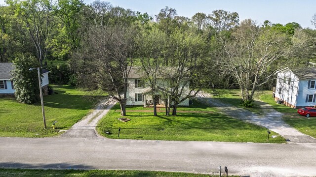 524 Woods Dr, Columbia, TN 38401 - view of front facade with driveway and a front yard