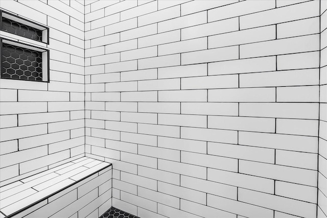 bathroom featuring a tile shower