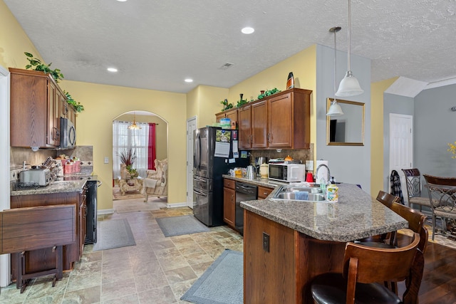 3367 William Bailey Dr, Nashville, TN 37207 - kitchen featuring a sink, arched walkways, black appliances, a peninsula, and tasteful backsplash