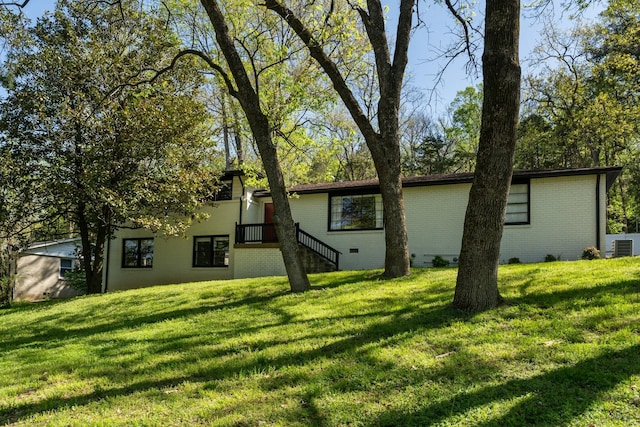 view of front facade featuring brick siding and a front yard