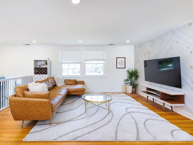 living area with crown molding, wood finished floors, baseboards, visible vents, and recessed lighting
