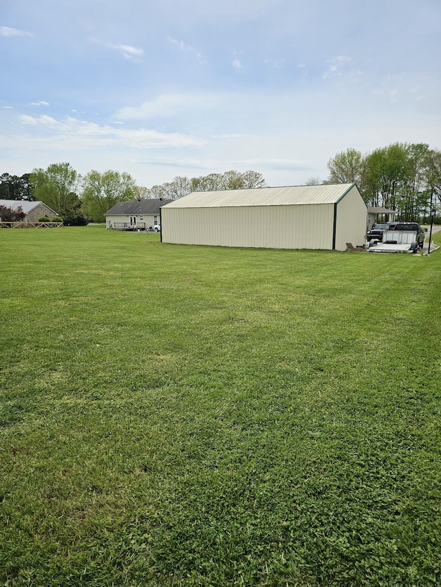 view of yard with an outbuilding