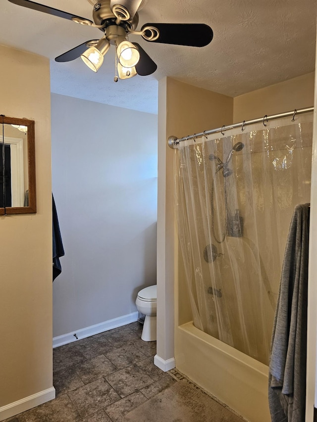 bathroom featuring shower / bathtub combination with curtain, a ceiling fan, toilet, baseboards, and a textured ceiling