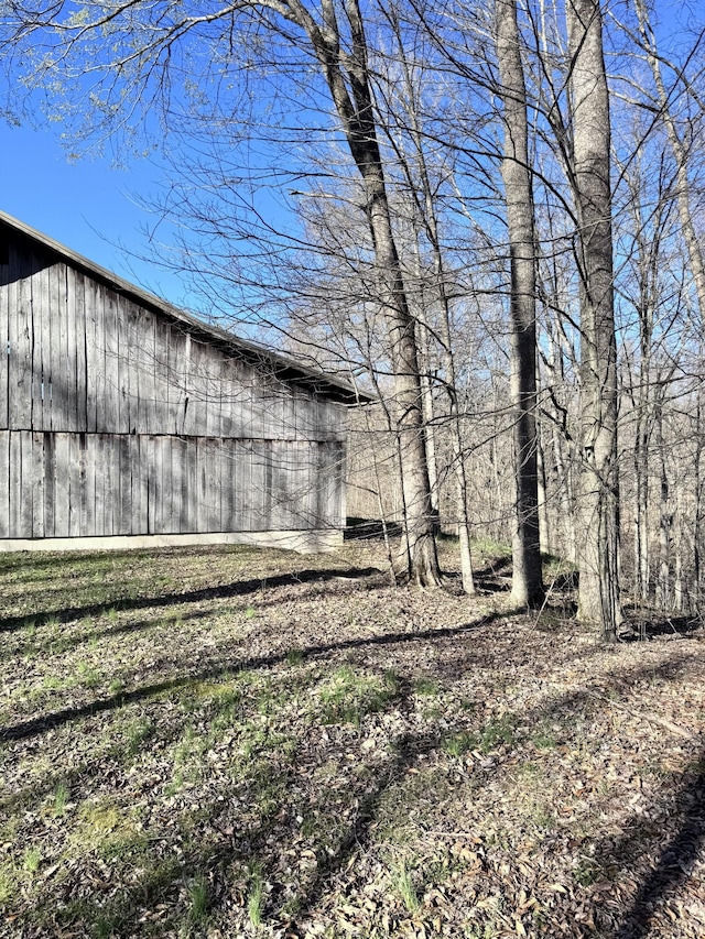 view of yard with an outbuilding
