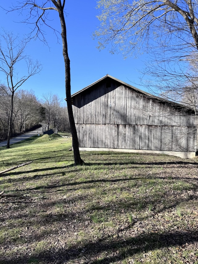 view of outdoor structure featuring an outbuilding