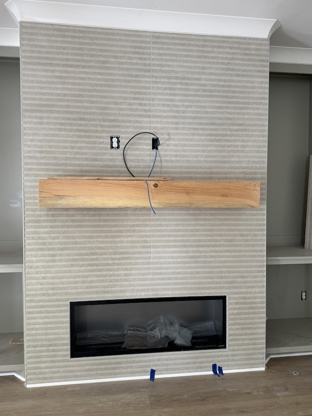 446 Roberts St, Murfreesboro, TN 37130 - interior details featuring a glass covered fireplace and wood finished floors