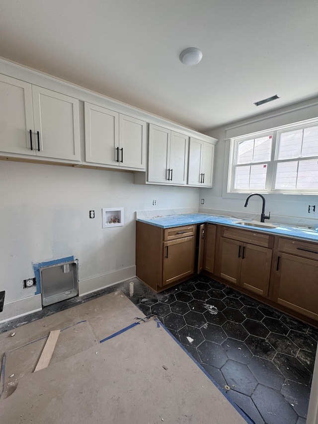446 Roberts St, Murfreesboro, TN 37130 - kitchen featuring light countertops and a sink