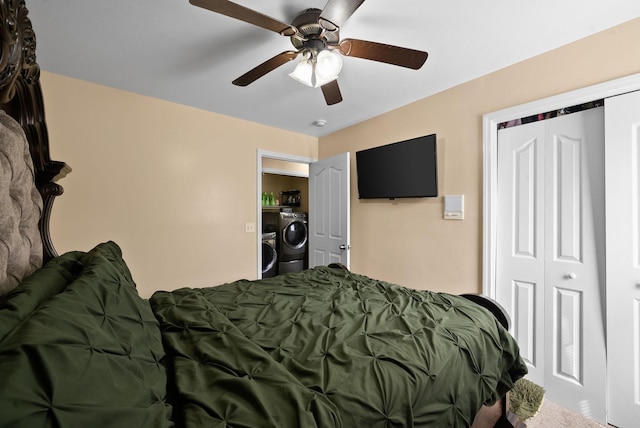 bedroom featuring ceiling fan, washing machine and clothes dryer, and a closet