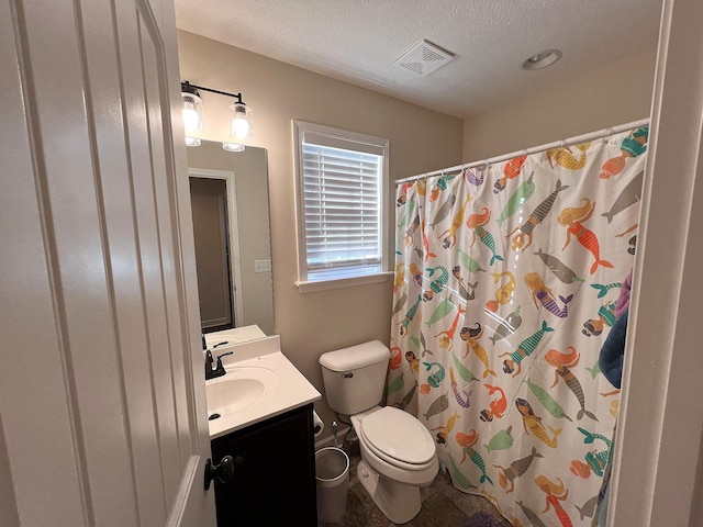 full bathroom with a textured ceiling, toilet, visible vents, curtained shower, and vanity
