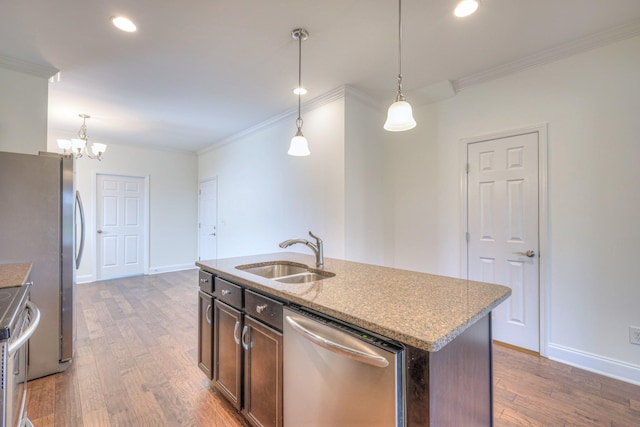 956 Innsbrooke Ave, Hendersonville, TN 37075 - kitchen featuring a sink, stainless steel appliances, crown molding, wood finished floors, and a chandelier
