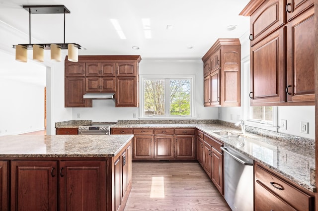 1008 Green Hill Cv, Brentwood, TN 37027 - kitchen featuring a sink, light wood-style floors, appliances with stainless steel finishes, under cabinet range hood, and ornamental molding