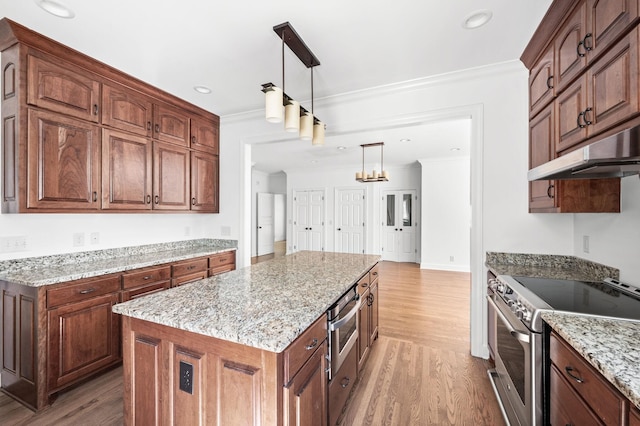 1008 Green Hill Cv, Brentwood, TN 37027 - kitchen featuring light stone counters, under cabinet range hood, stainless steel range with electric cooktop, light wood-style flooring, and ornamental molding