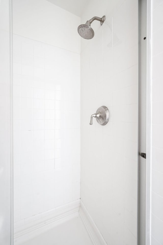 1008 Green Hill Cv, Brentwood, TN 37027 - bathroom featuring a tile shower