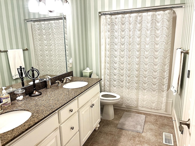 247 Woods Ferry Cir, Gallatin, TN 37066 - full bath with wallpapered walls, toilet, double vanity, and shower / tub combo with curtain