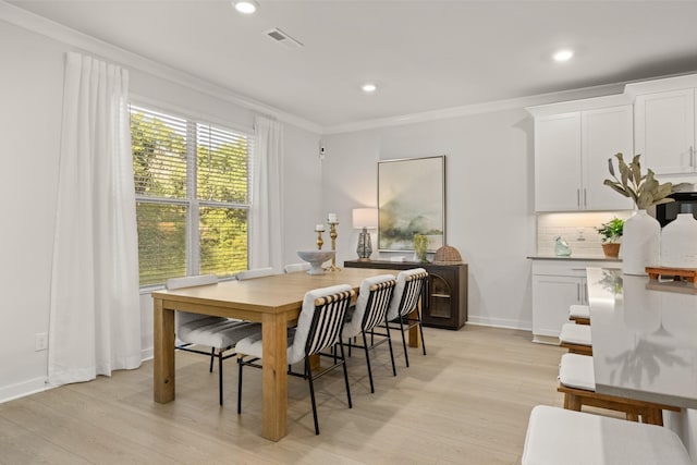 dining room with light wood-type flooring, baseboards, visible vents, recessed lighting, and ornamental molding