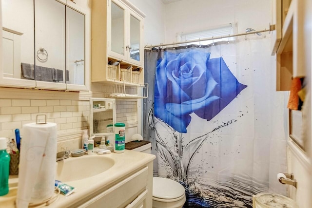 full bath with vanity, toilet, tasteful backsplash, and a shower with curtain