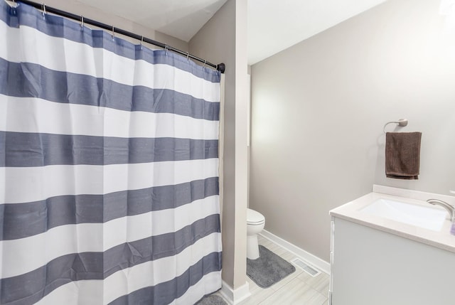 96 Concord Cades Rd, Milan, TN 38358 - full bathroom featuring visible vents, toilet, vanity, and a shower with curtain