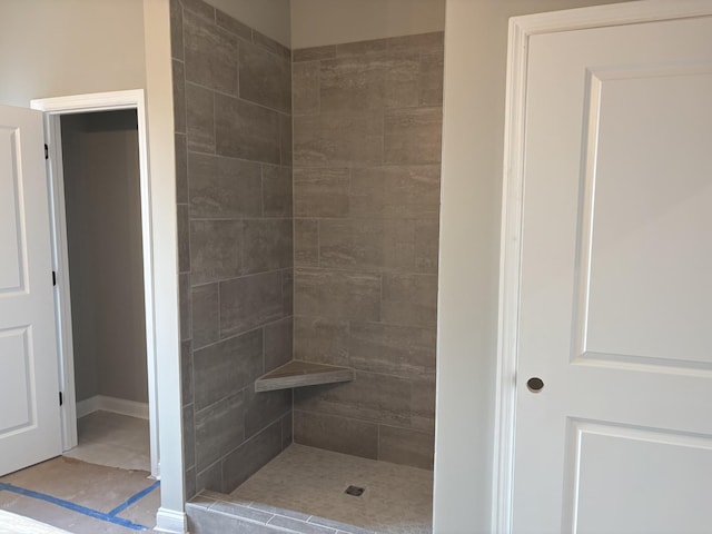 full bathroom featuring a tile shower