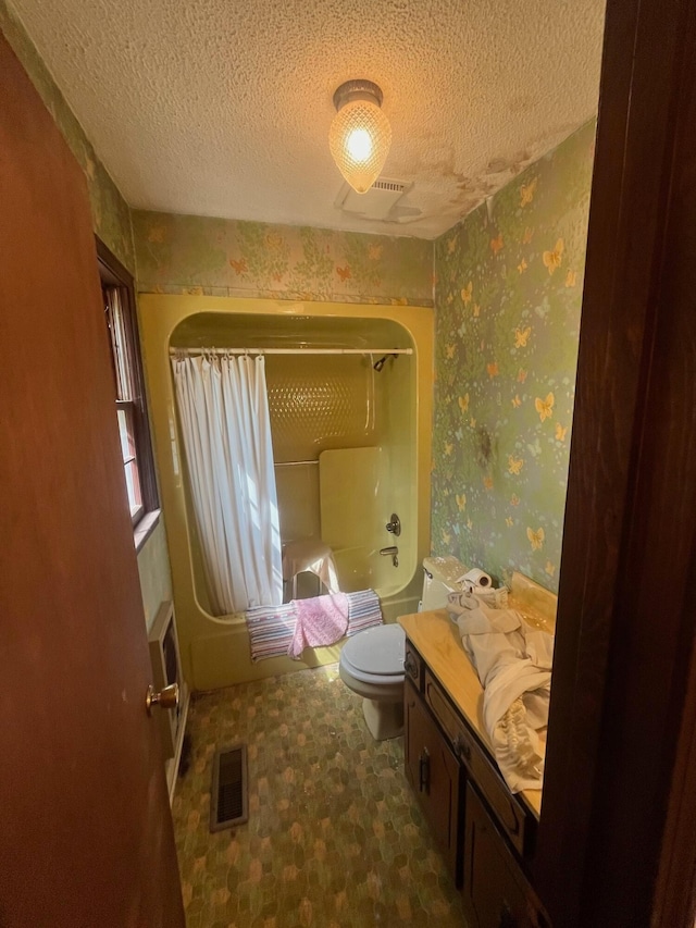 full bathroom featuring toilet, shower / tub combo with curtain, visible vents, and a textured ceiling