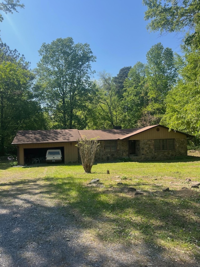 view of front of property featuring a front lawn and driveway