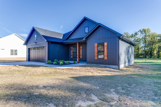 modern farmhouse style home with an attached garage and driveway