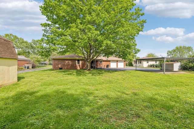 909 Hillsboro Rd, Franklin, TN 37064 - view of yard featuring aphalt driveway