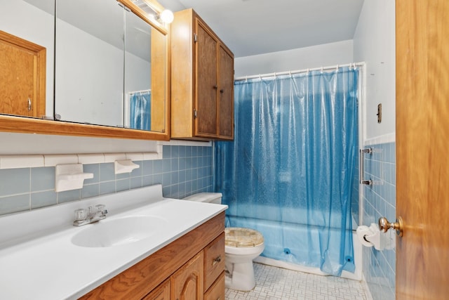 909 Hillsboro Rd, Franklin, TN 37064 - bathroom featuring tile walls, a shower with curtain, vanity, and toilet