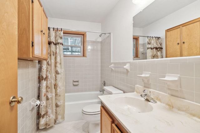 909 Hillsboro Rd, Franklin, TN 37064 - full bath featuring tile patterned floors, shower / bathtub combination with curtain, toilet, vanity, and tile walls