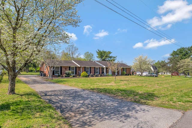 1803 W Lori Lee Dr, Gallatin, TN 37066 - ranch-style home with brick siding, driveway, and a front lawn