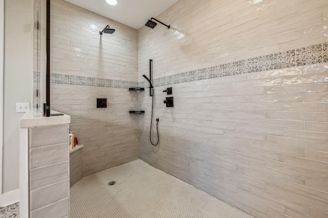 bathroom featuring tiled shower