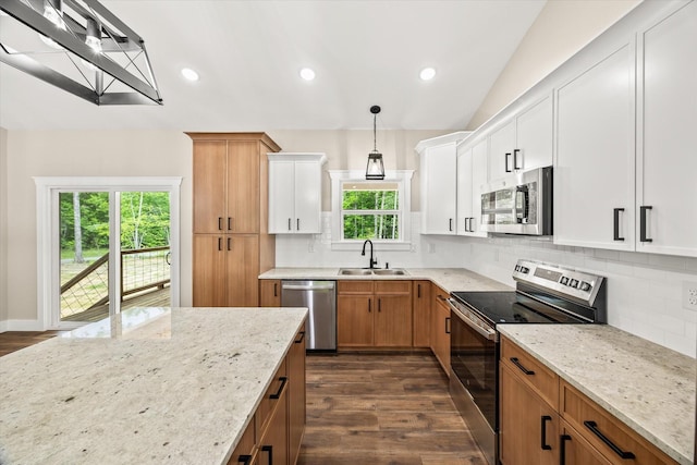 305 Georgee Rd, Jamestown, TN 38556 - kitchen with appliances with stainless steel finishes, a sink, dark wood-style flooring, decorative backsplash, and vaulted ceiling
