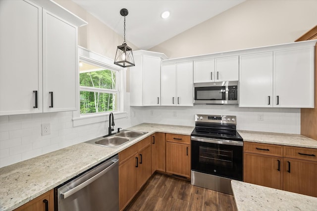 305 Georgee Rd, Jamestown, TN 38556 - kitchen with stainless steel appliances, a sink, vaulted ceiling, dark wood finished floors, and hanging light fixtures