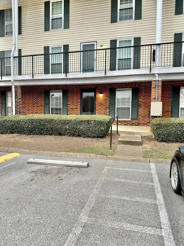 900 Mountain Creek Rd Unit G87, Chattanooga, TN 37405 - exterior space with uncovered parking