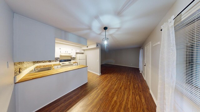 900 Mountain Creek Rd Unit G87, Chattanooga, TN 37405 - kitchen featuring butcher block counters, range, a peninsula, dark wood-type flooring, and freestanding refrigerator