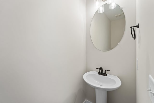 bathroom featuring a sink