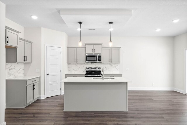 484 Herman Dr, Clarksville, TN 37042 - kitchen featuring stainless steel appliances, a sink, baseboards, decorative backsplash, and gray cabinets