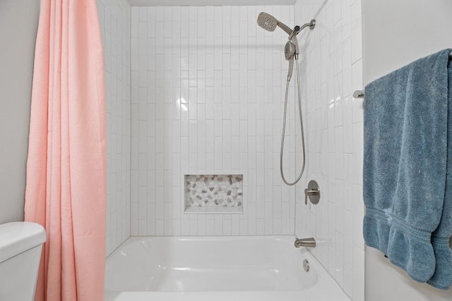 full bath with toilet and shower / bathtub combination with curtain