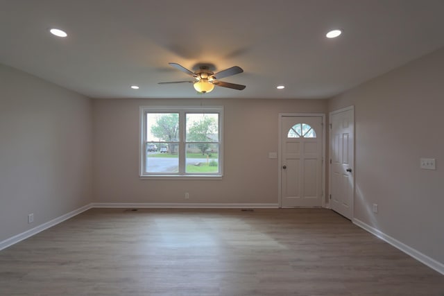 entryway featuring recessed lighting, a ceiling fan, and baseboards