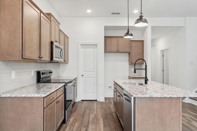kitchen featuring a sink, decorative backsplash, stainless steel appliances, dark wood-type flooring, and visible vents