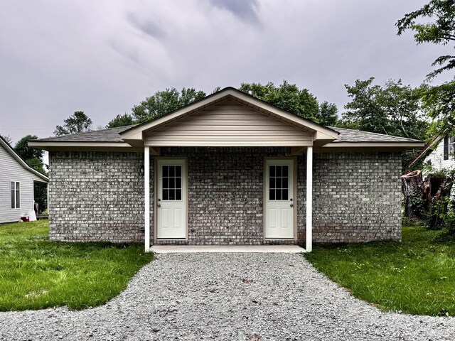 513 5th St, Lawrenceburg, TN 38464 - ranch-style home with brick siding and a front lawn