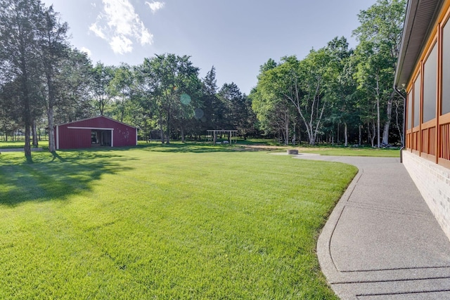 view of yard featuring an outbuilding