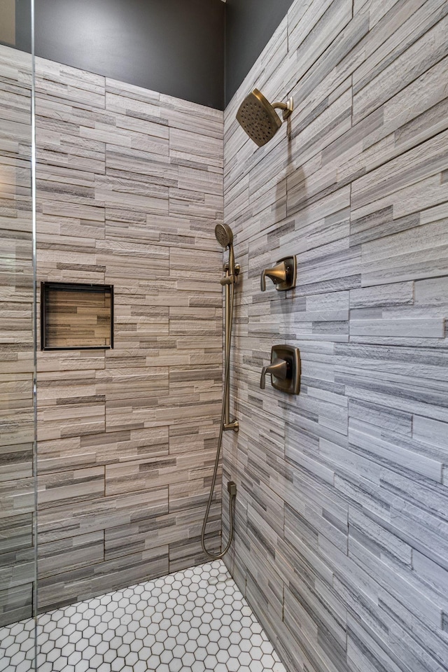 full bathroom featuring a tile shower