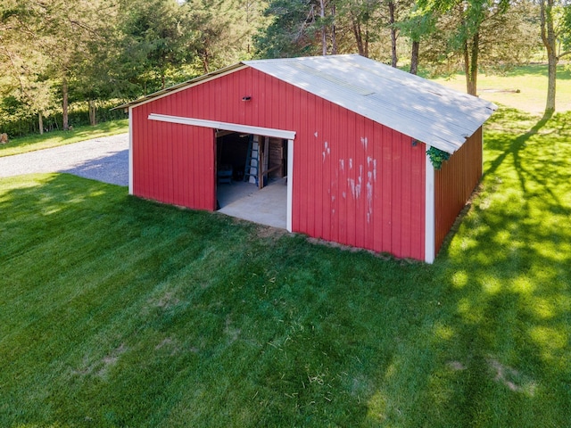 view of pole building featuring a yard