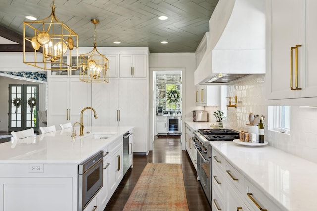 6124 Montcrest Dr, Nashville, TN 37215 - kitchen featuring stainless steel appliances, an inviting chandelier, wine cooler, a sink, and custom exhaust hood