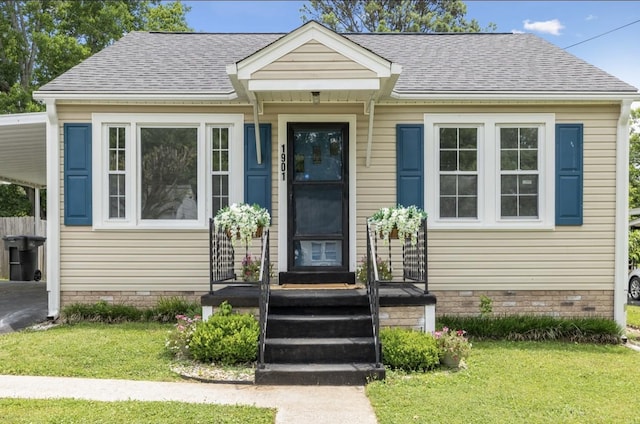 1901 Cherry St, Columbia, TN 38401 - bungalow-style house with crawl space, a front lawn, and roof with shingles