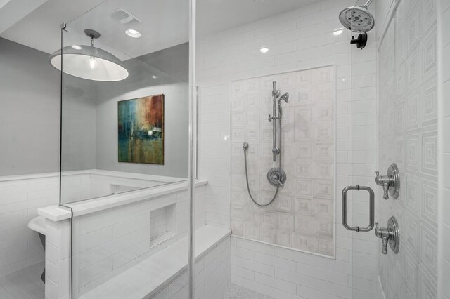 2510 Belmont Blvd, Nashville, TN 37212 - bathroom featuring tile walls, visible vents, and a tile shower