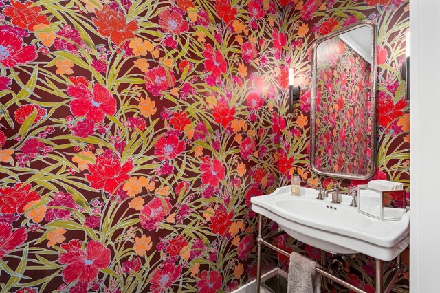 2510 Belmont Blvd, Nashville, TN 37212 - bathroom featuring wallpapered walls and a sink