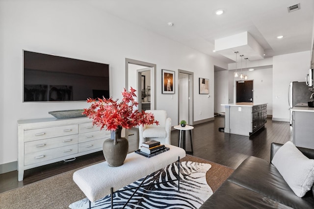 living area with recessed lighting, visible vents, baseboards, a chandelier, and dark wood-style flooring