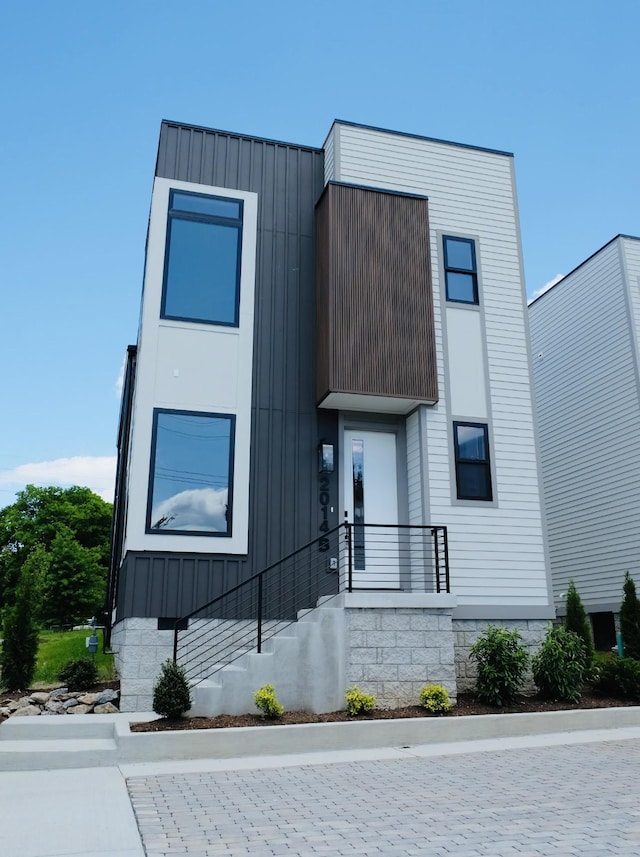 2014B 9th Ave N, Nashville, TN 37208 - modern home featuring board and batten siding